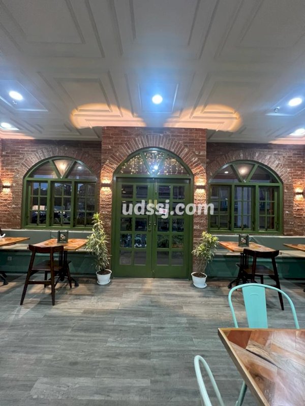 Interior cafe menggunakan bata tempel