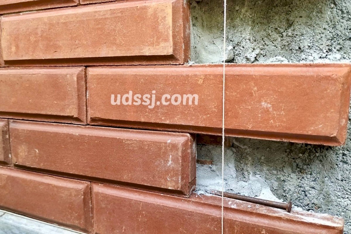 nat bata tempel rapi pada dinding interior