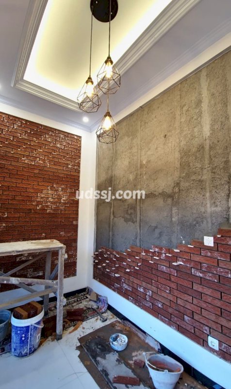 nat bata tempel rapi pada dinding interior