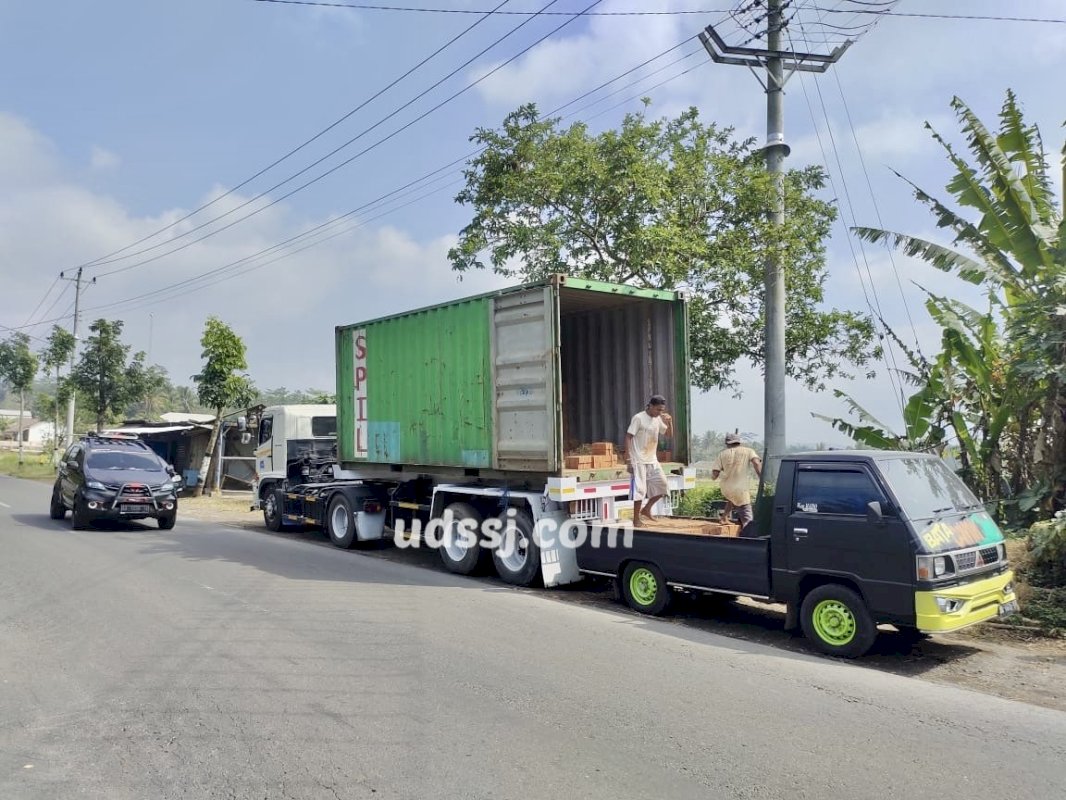 Pengiriman bata menggunakan container