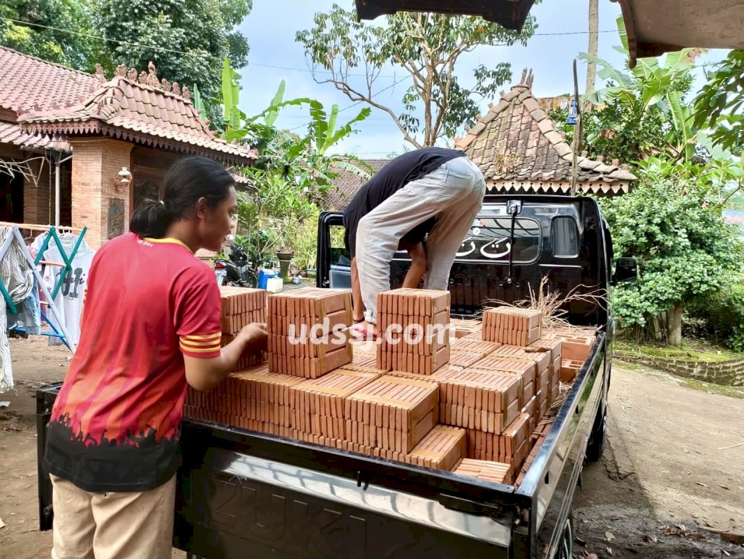 pengiriman bata tempel UD SSJ ke proyek pelanggan